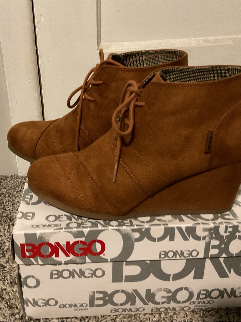 BONGO Women's Brown Lace-Up Suede Wedge Booties